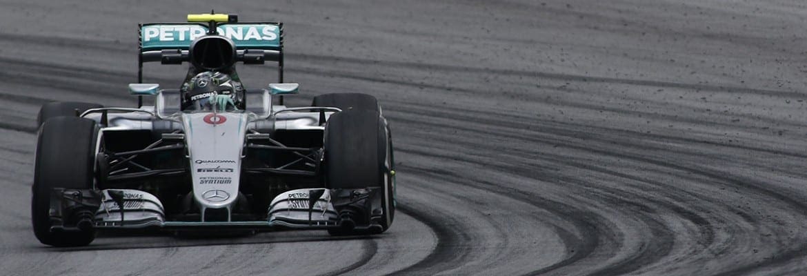 Com pista úmida e frio em Interlagos, Rosberg lidera treino livre da manhã