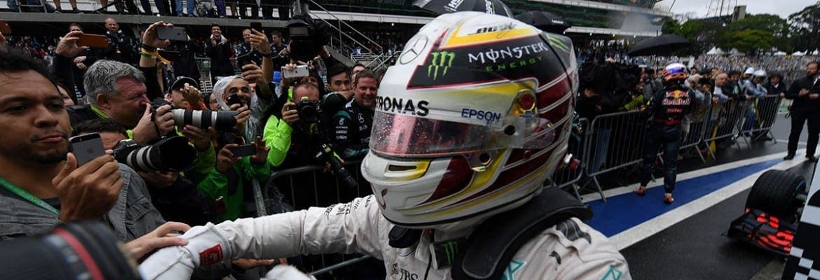 Hamilton vence em prova caótica e decisão fica para Abu Dhabi