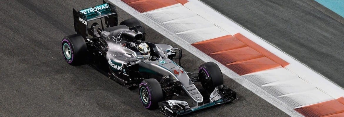 Após fechar o dia na frente, Hamilton afirma estar “muito feliz”