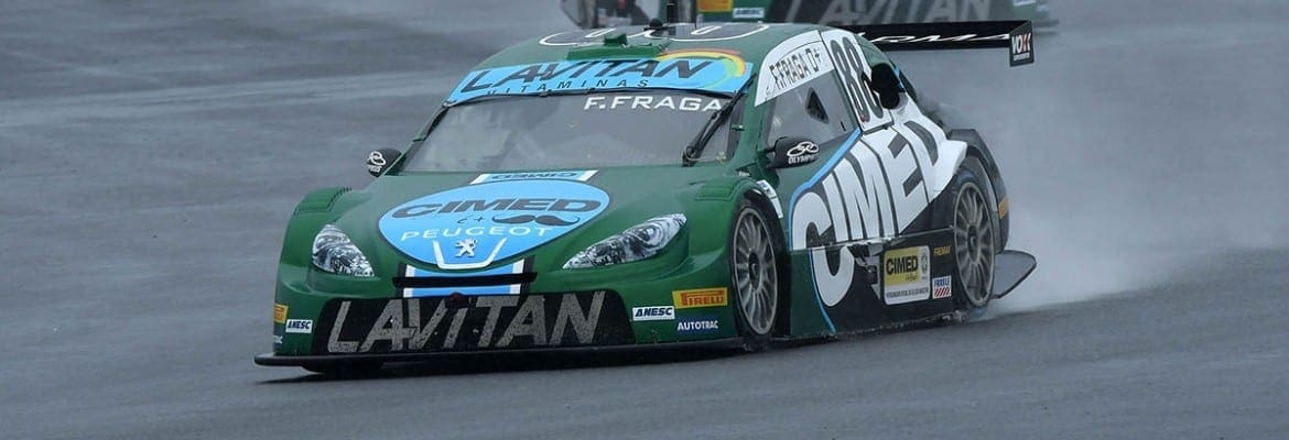 Após duelo intenso com Barrichello, Fraga sobe no pódio e segue disparado na liderança