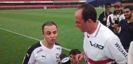 Massa reúne amigos, bate bola no Morumbi e relembra homenagem em Interlagos