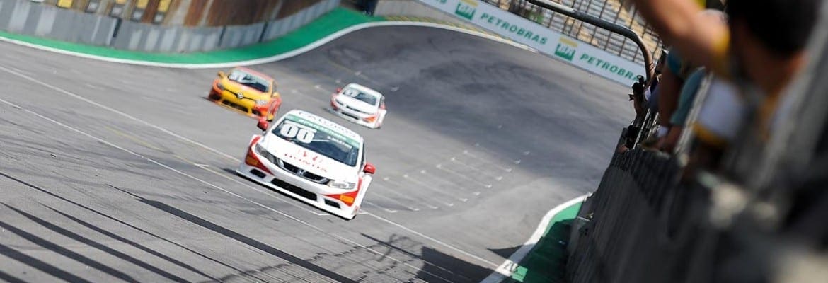Gustavo Martins vence corrida surpreendente e cinco pilotos lutam pelo título em Interlagos