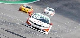 Gustavo Martins vence corrida surpreendente e cinco pilotos lutam pelo título em Interlagos