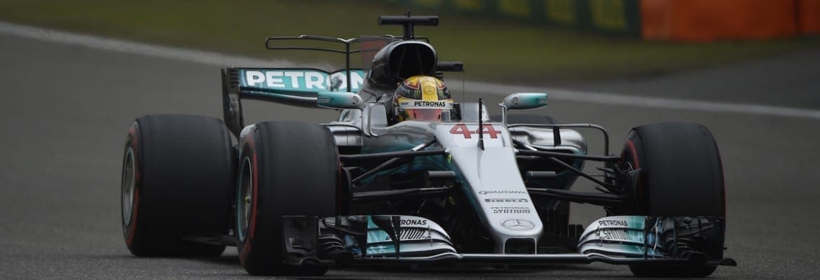 Hamilton voa e conquista a pole position para o GP da China