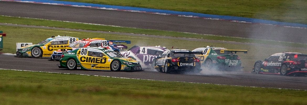 Strike com 10 carros marca corrida de abertura da Stock Car em 2017