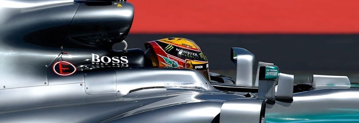 Hamilton comemora liderança em classificatório intenso