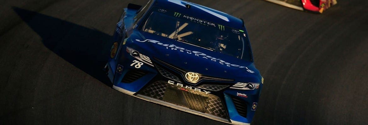 Martin Truex vence etapa do Kansas com forte batida de Almirola