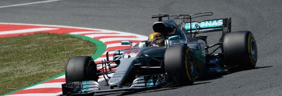 Hamilton usa estratégia para vencer Vettel na Espanha