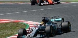 Hamilton usa estratégia para vencer Vettel na Espanha