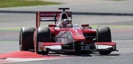 Leclerc segura Ghiotto para vencer primeira bateria em Barcelona
