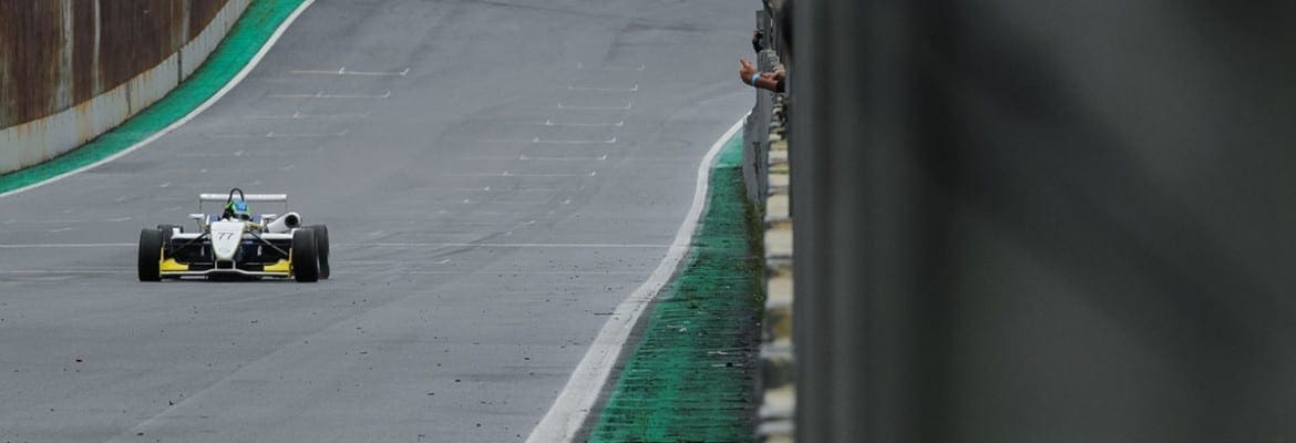 Guilherme Samaia reina em Interlagos e dispara na liderança