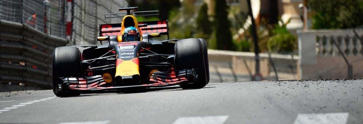 Daniel Ricciardo comemora chegada no pódio em Monte Carlo