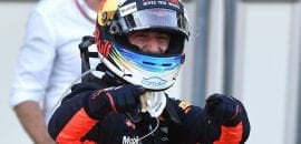 Daniel Ricciardo vence a corrida maluca de Baku