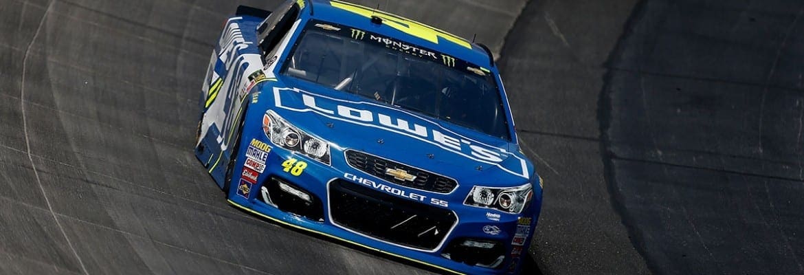 Jimmie Johnson aproveita chance no fim e vence etapa em Dover