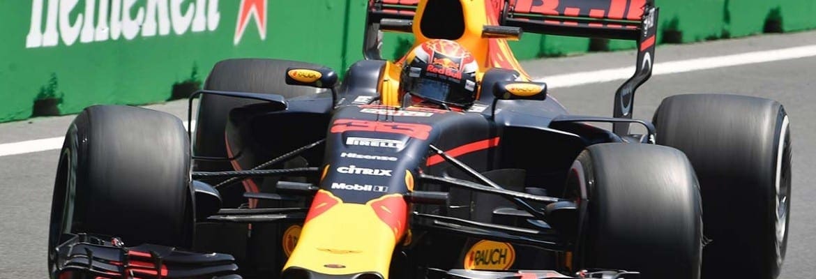Apesar de batida no final, Verstappen lidera novamente nas ruas de Baku