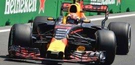 Apesar de batida no final, Verstappen lidera novamente nas ruas de Baku