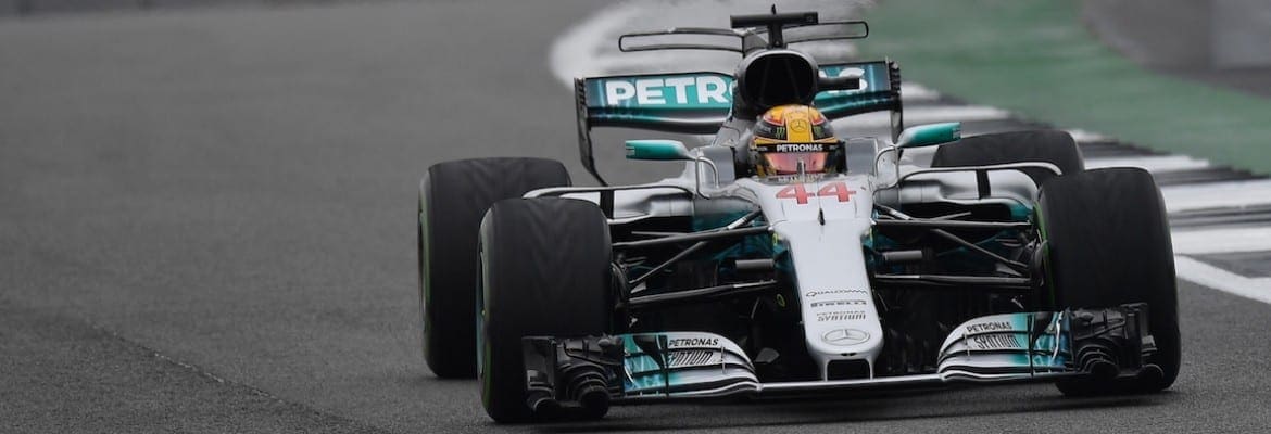 Em casa, Hamilton crava a 67ª pole da carreira