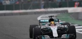 Em casa, Hamilton crava a 67ª pole da carreira