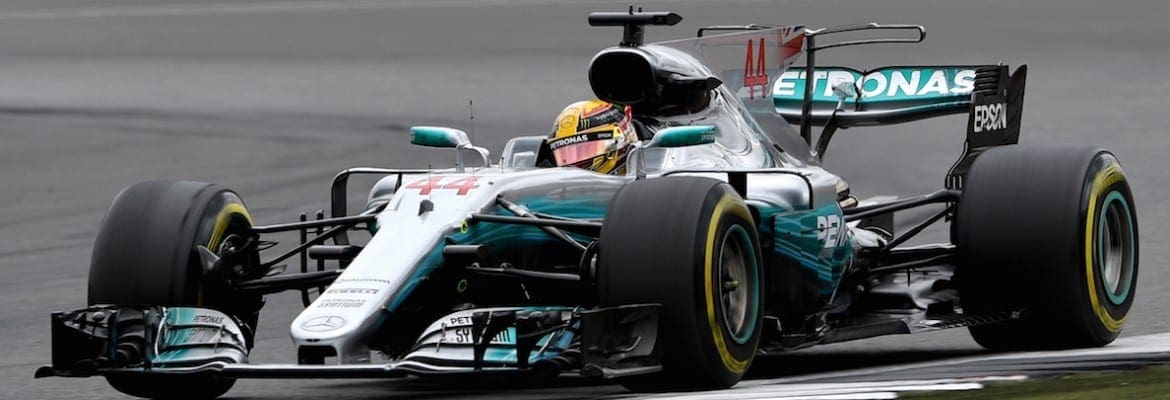 Hamilton é absoluto, vence em casa e encosta em Vettel no campeonato