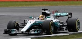Hamilton é absoluto, vence em casa e encosta em Vettel no campeonato