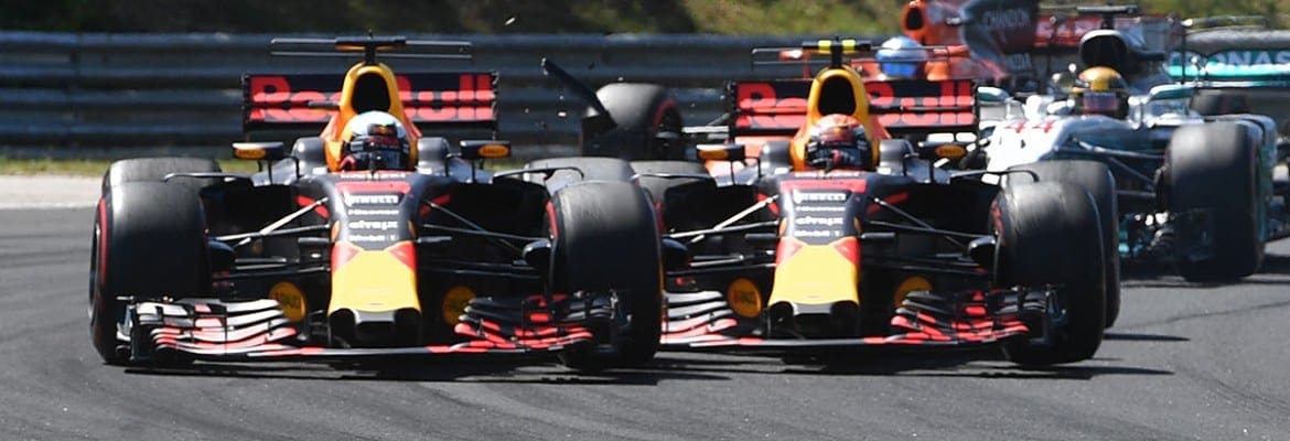 Verstappen pede desculpas por acidente com Ricciardo na primeira volta