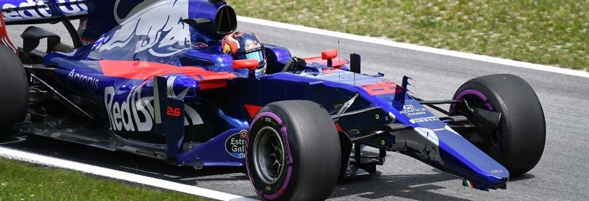 Kvyat e Sainz culpam um ao outro por acidente em Silverstone