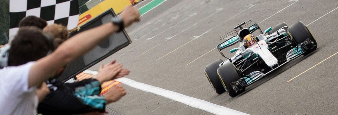 Lewis Hamilton comemora vitória e critica uso do Safety Car