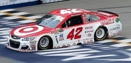 Kyle Larson garante vitória no fim pelo oval de Michigan