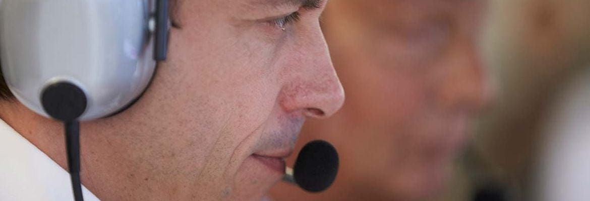 Toto Wolff questiona estratégia de combustível da Red Bull