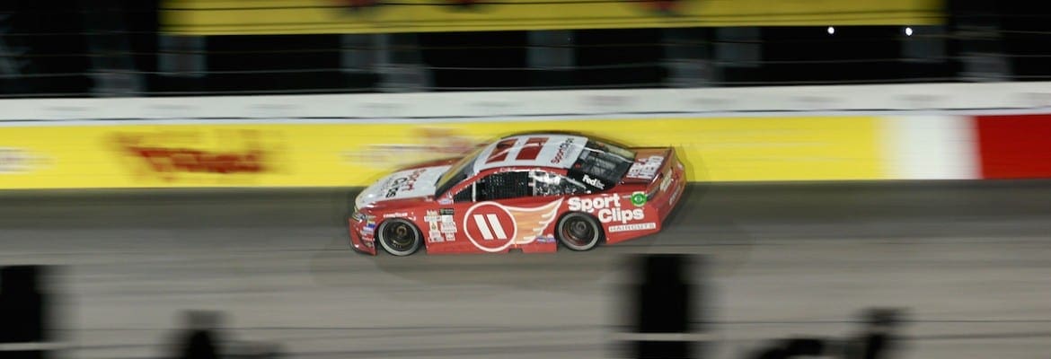 Denny Hamlin supera Martin Truex Jr. no fim e vence em Darlington