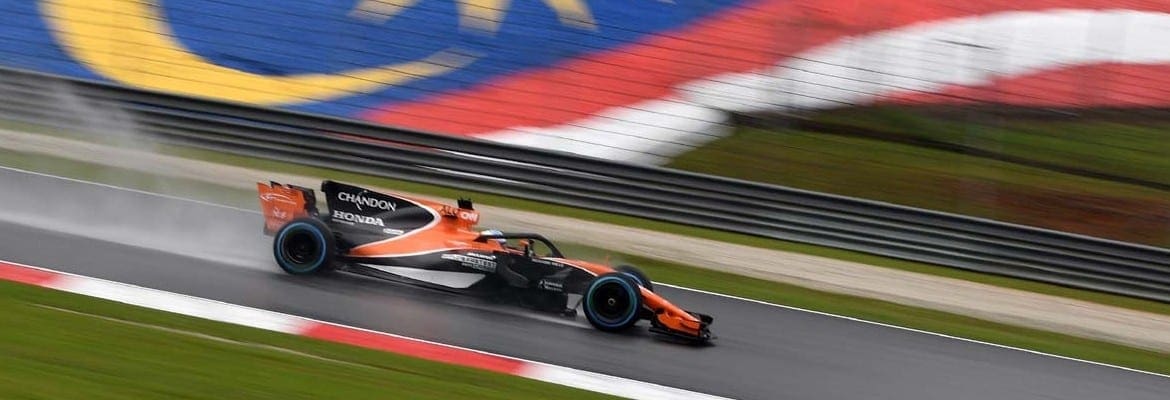 No molhado, Alonso foi terceiro com a McLaren-Honda