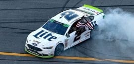 Brad Keselowski triunfa em prova tumultuada em Talladega