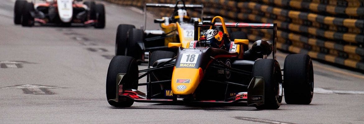 Brasileiro e austríaco batem na última curva e Daniel Ticktum vence o GP de Macau