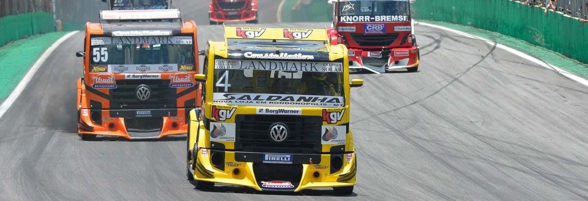 Briga pela liderança na corrida 1 - Copa Truck