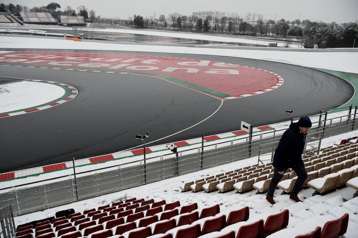 GALERIA: Veja as imagens "congelantes" do terceiro dia de testes da F1 em Barcelona Circuito de Barcelona com neve - Fórmula 1