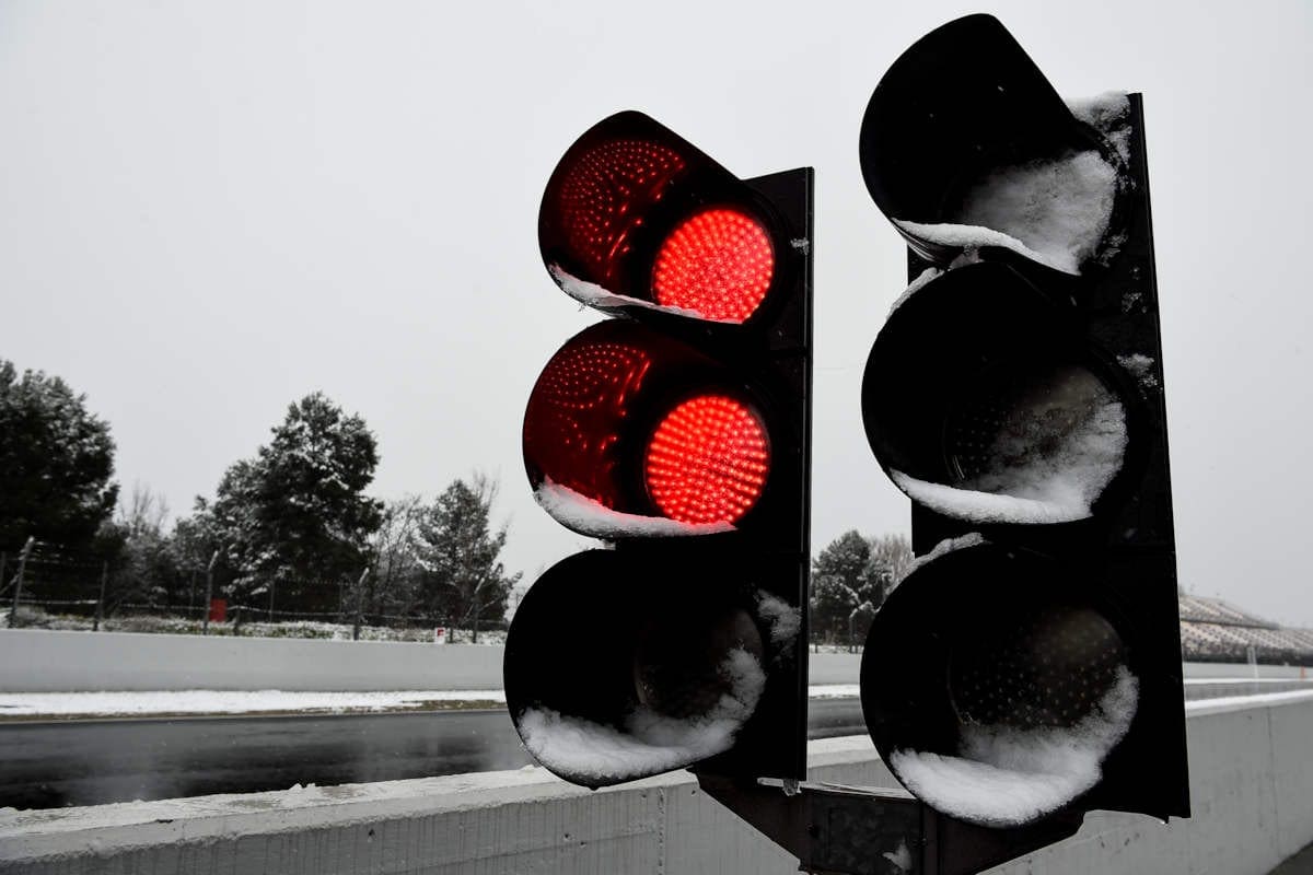 GALERIA: Veja as imagens "congelantes" do terceiro dia de testes da F1 em Barcelona Circuito de Barcelona com neve - Fórmula 1