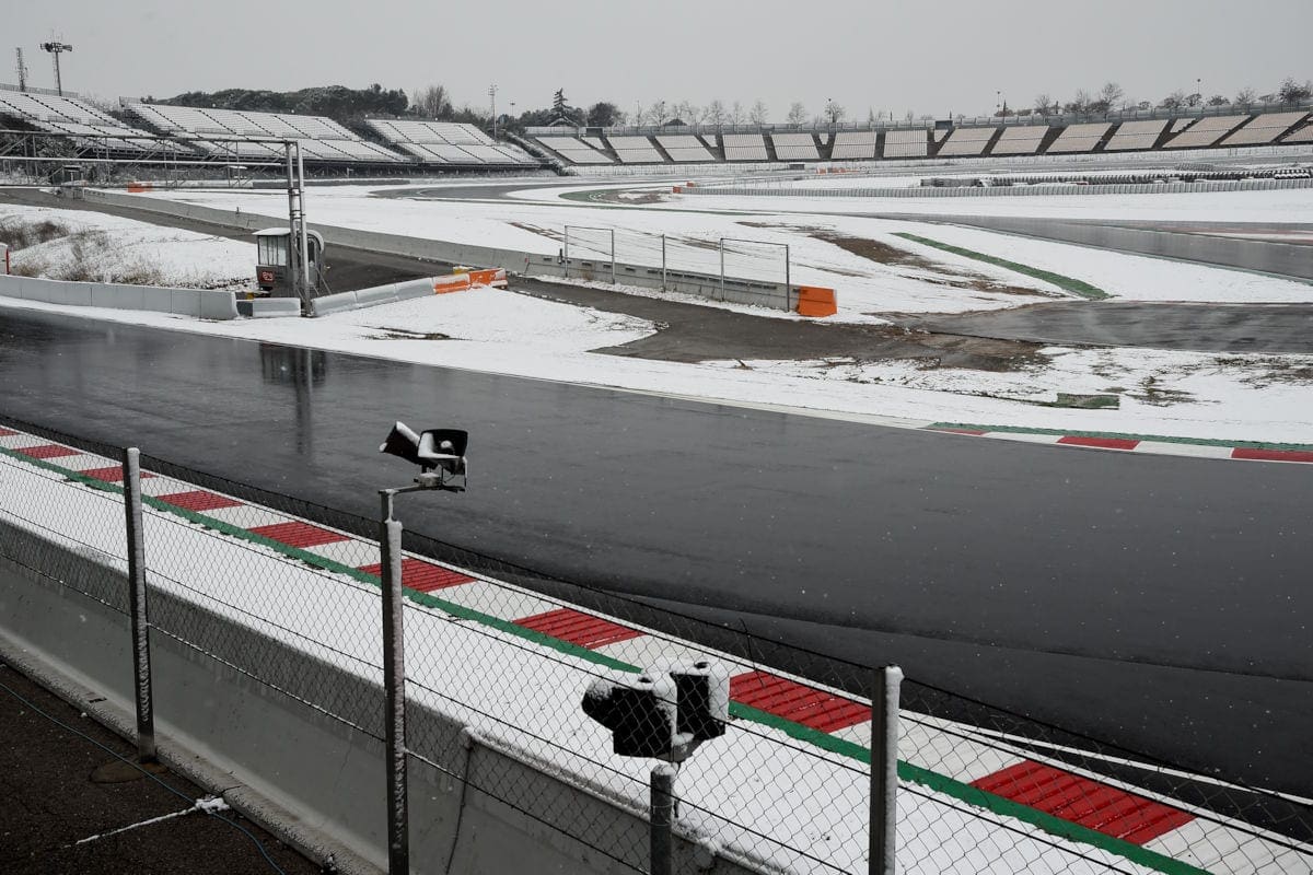 GALERIA: Veja as imagens "congelantes" do terceiro dia de testes da F1 em Barcelona Circuito de Barcelona com neve - Fórmula 1