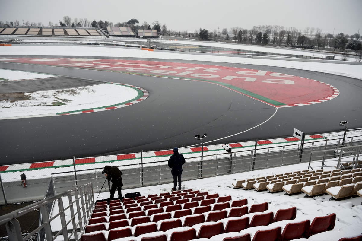 GALERIA: Veja as imagens "congelantes" do terceiro dia de testes da F1 em Barcelona Circuito de Barcelona com neve - Fórmula 1
