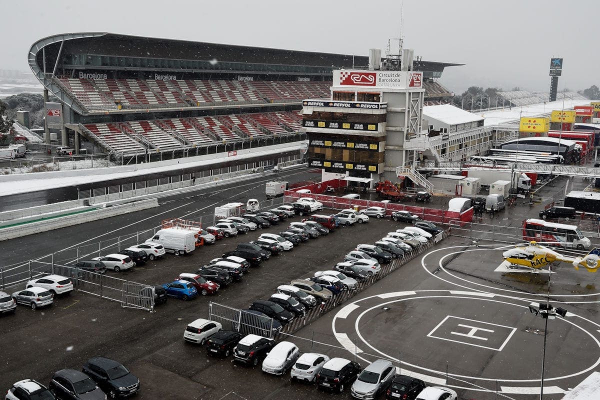 GALERIA: Veja as imagens "congelantes" do terceiro dia de testes da F1 em Barcelona Circuito de Barcelona com neve - Fórmula 1