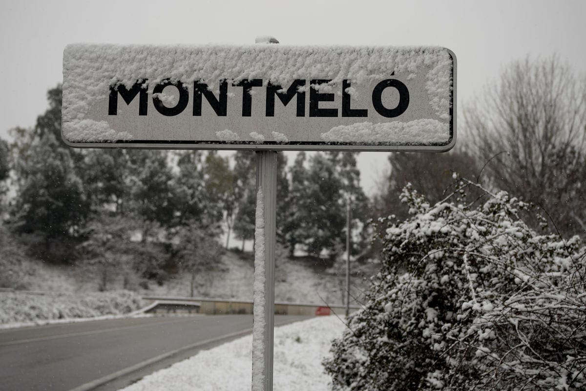 GALERIA: Veja as imagens "congelantes" do terceiro dia de testes da F1 em Barcelona Circuito de Barcelona com neve - Fórmula 1