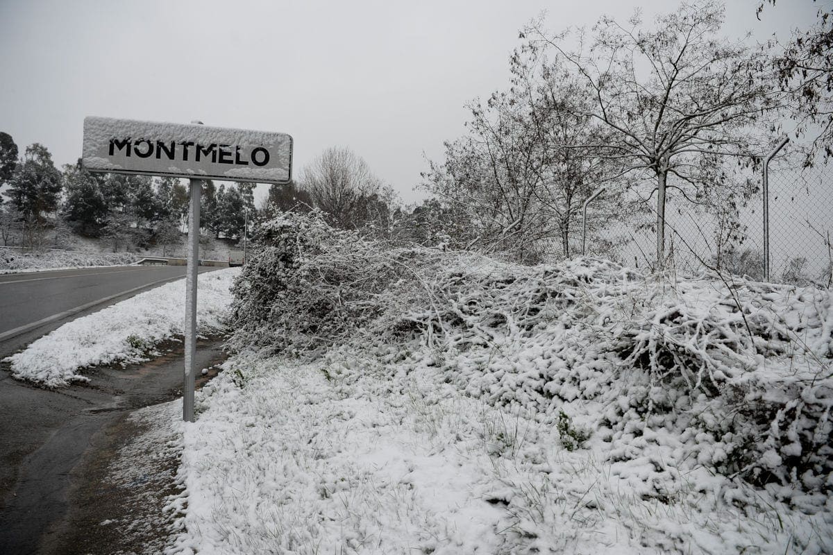 GALERIA: Veja as imagens "congelantes" do terceiro dia de testes da F1 em Barcelona Circuito de Barcelona com neve - Fórmula 1