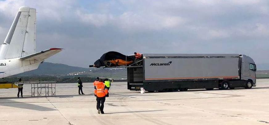 McLaren deixa escapar pintura laranja durante desembarque em aeroporto da Espanha McLaren MCL33