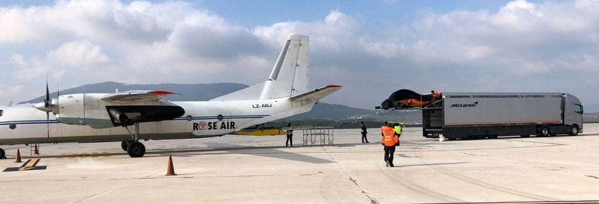 McLaren deixa escapar pintura laranja durante desembarque em aeroporto da Espanha