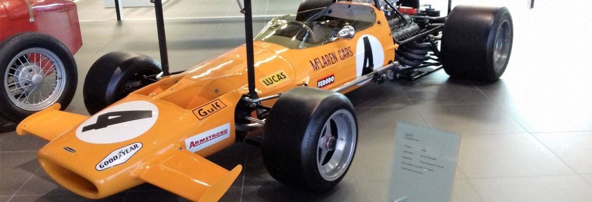 VÍDEO: De volta às origens, McLaren dá pista de novo carro na cor laranja