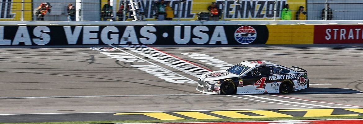 Soberano, Kevin Harvick vence no oval de Las Vegas