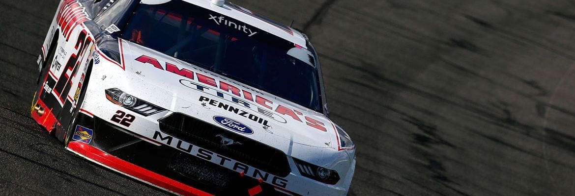 Joey Logano vence a NASCAR Xfinity Series em Fontana