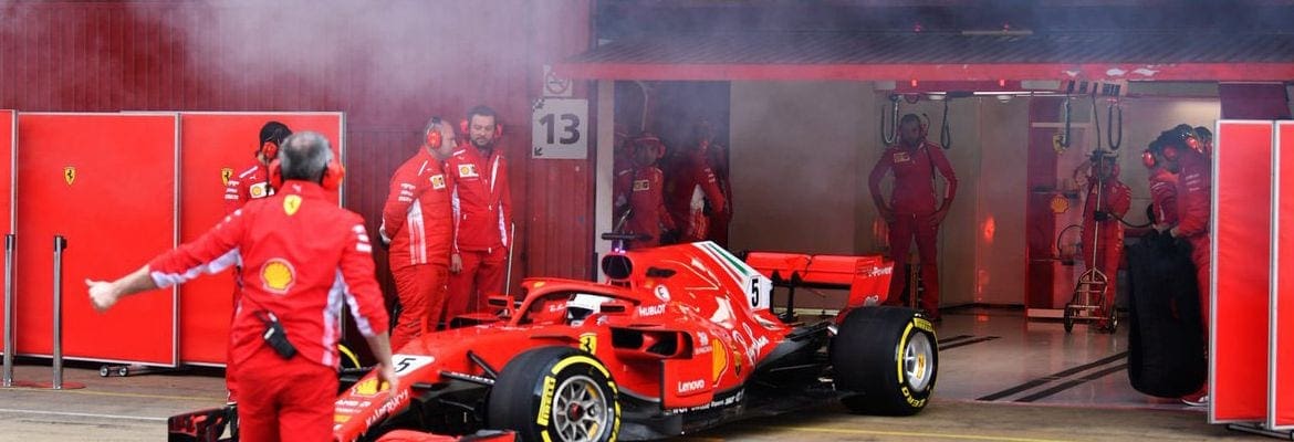 Ferrari SF71H deixou nuvem de fumaça nos testes em Barcelona