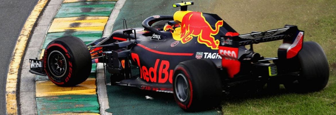 Verstappen roda na pista, perde posição e fica preso atrás de Alonso