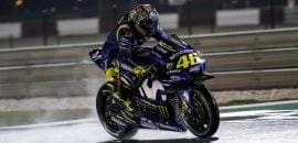 Pilotos da MotoGP realizam teste em pista molhada na noite do Qatar