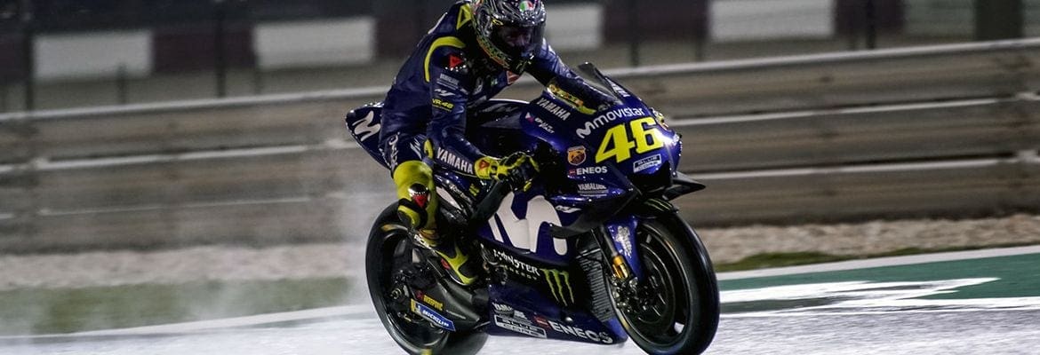 Pilotos da MotoGP realizam teste em pista molhada na noite do Qatar
